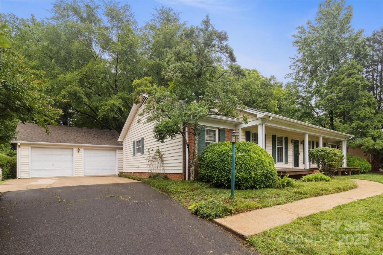 1821 Bonnie Ln., Charlotte, NC 28213