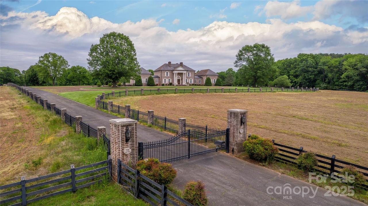 1100 Glen Oaks Dr., Hamptonville, NC 27020