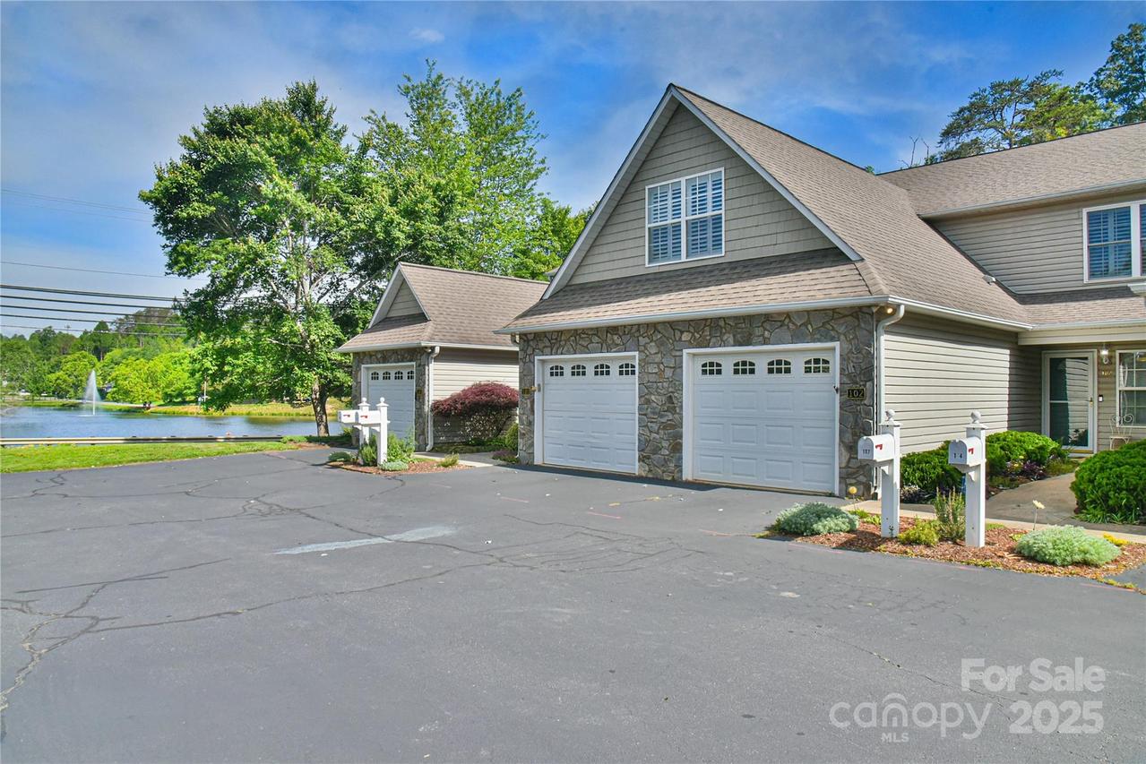 102 Waters Edge Dr., Weaverville, NC 28787