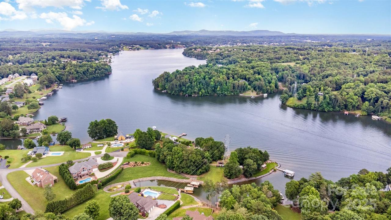 6255 Mountainside Dr., Hickory, NC 28601