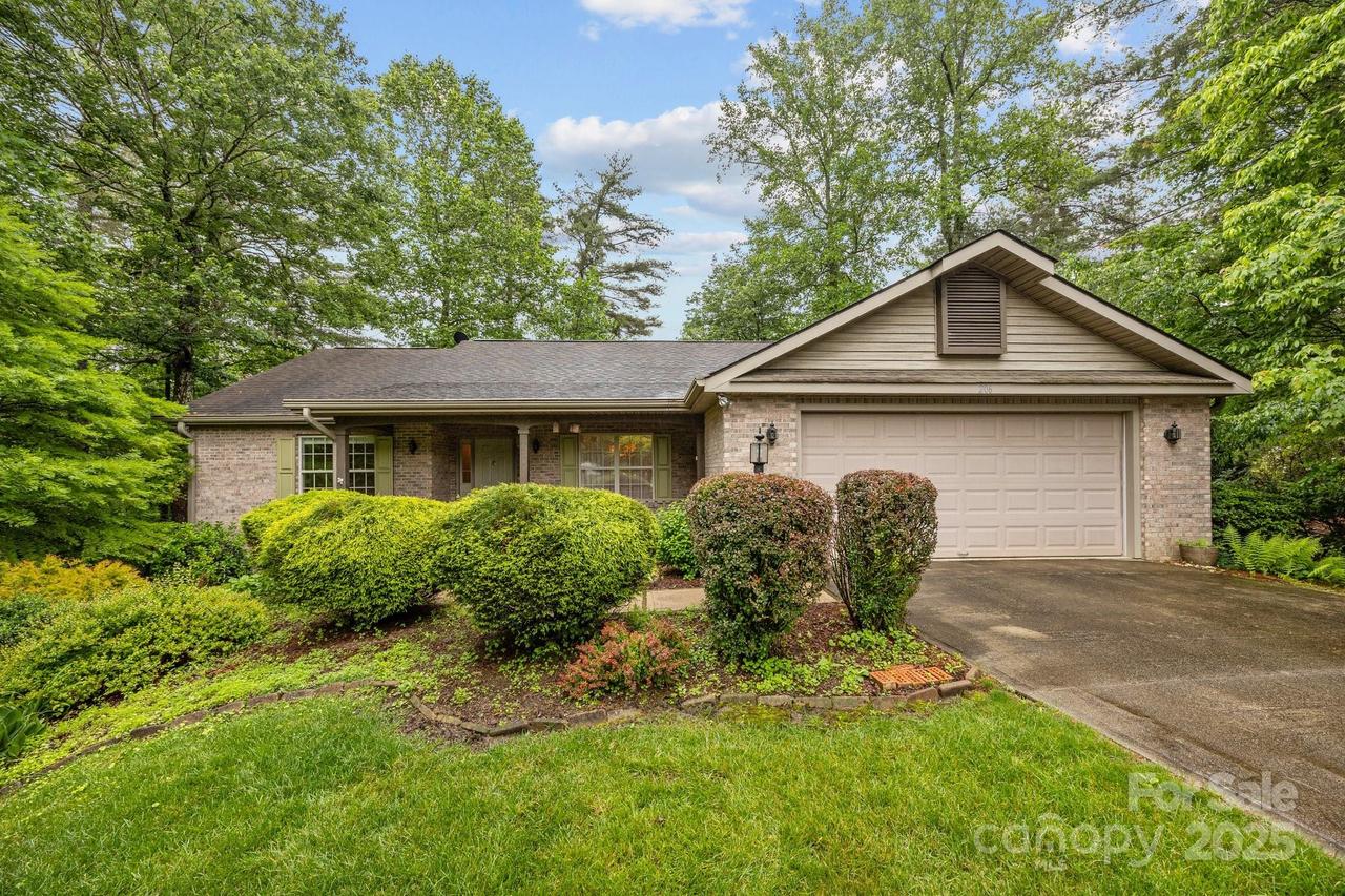 206 Pine Knot Tr., Hendersonville, NC 28739