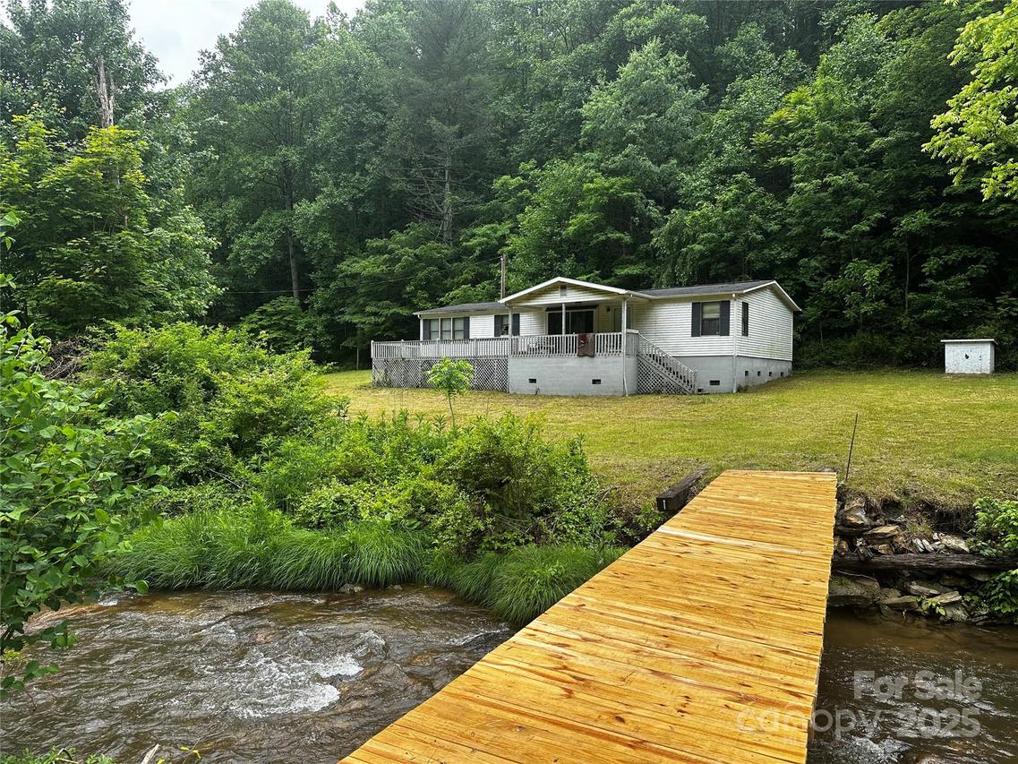 731 Pigeon Roost Rd., Green Mountain, NC 28740