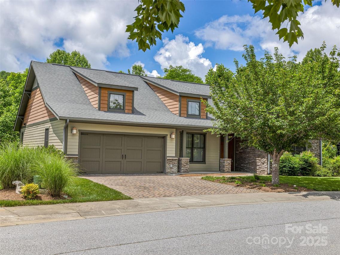 207 Hogans View Cir., Hendersonville, NC 28739
