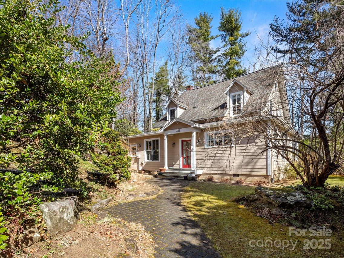 301 Woodbyne Ave., Laurel Park, NC 28739