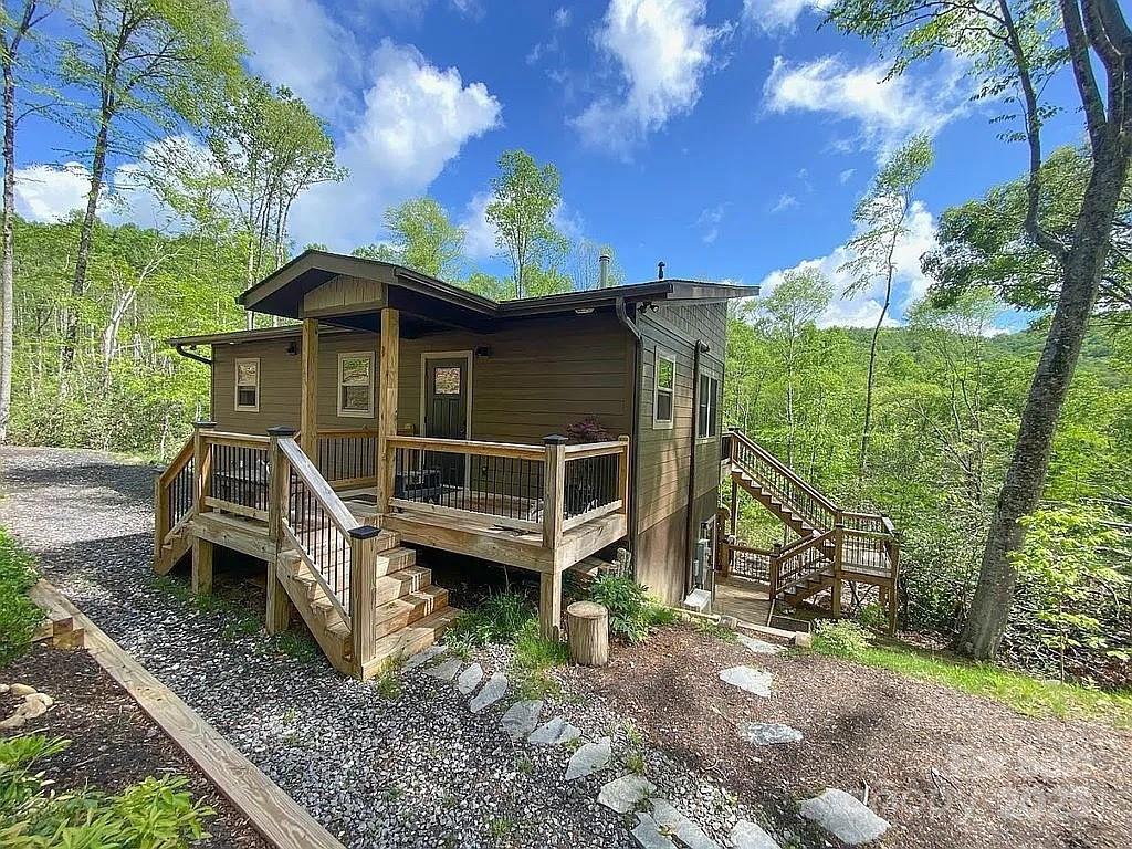 56 Talking Leaves Ln., Bakersville, NC 28705
