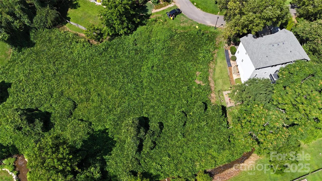 16 Village East Ct., Asheville, NC 28805