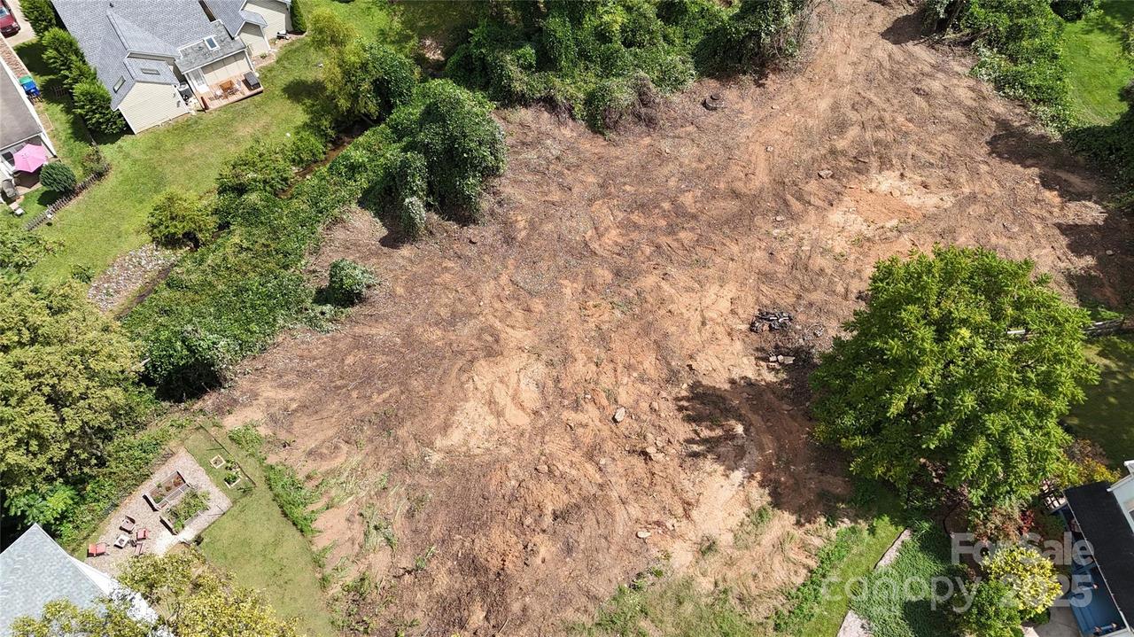 16 Village East Ct., Asheville, NC 28805