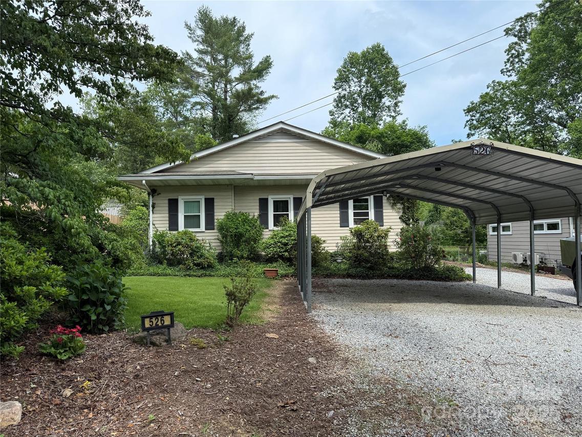526 Ehringhaus St., Hendersonville, NC 28739