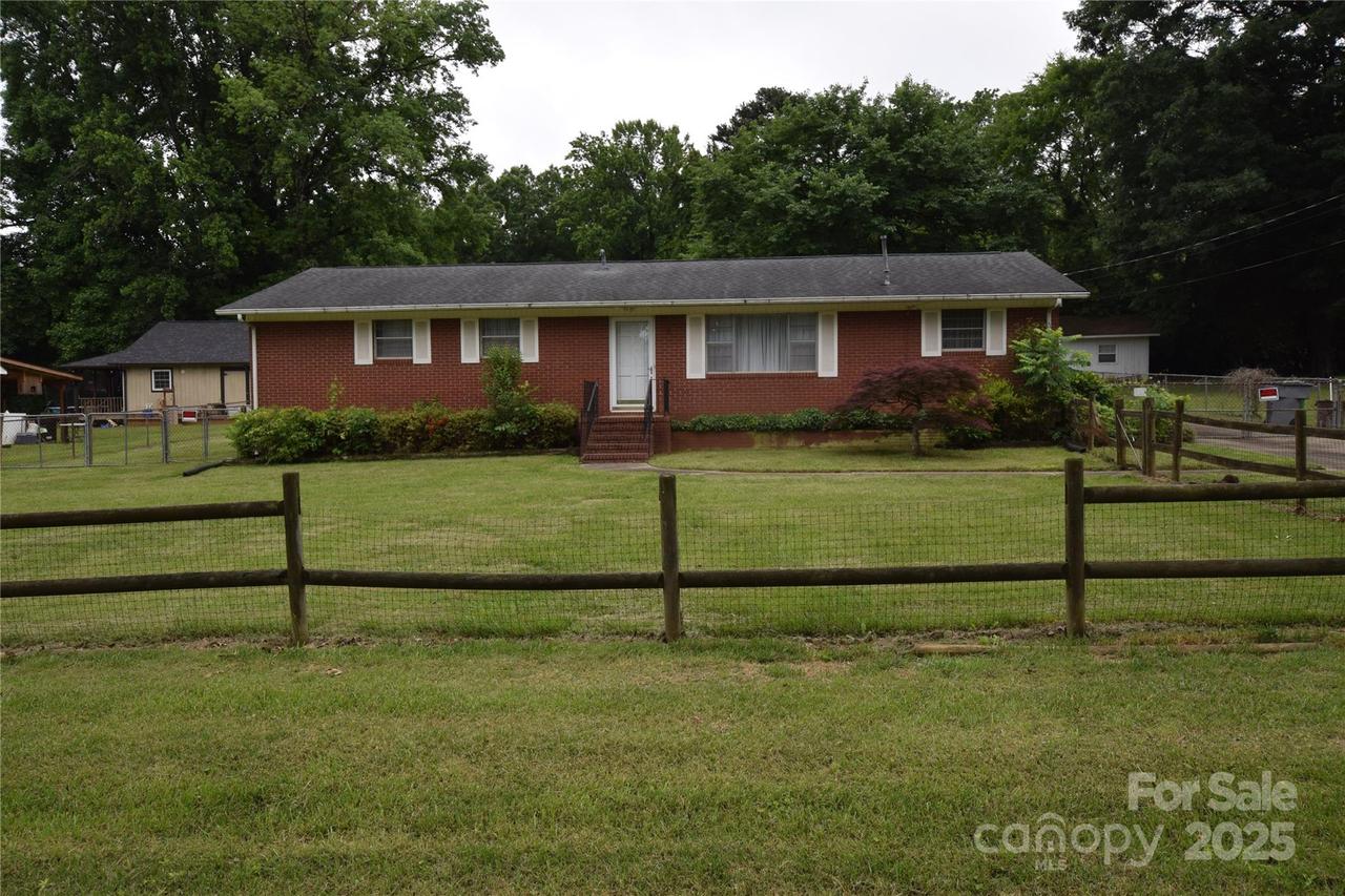 908 Ravendale Dr., Charlotte, NC 28216