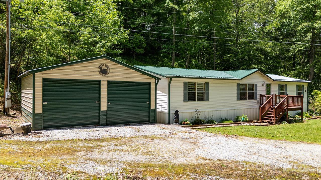 689 Bradford Rd., Burnsville, NC 28714