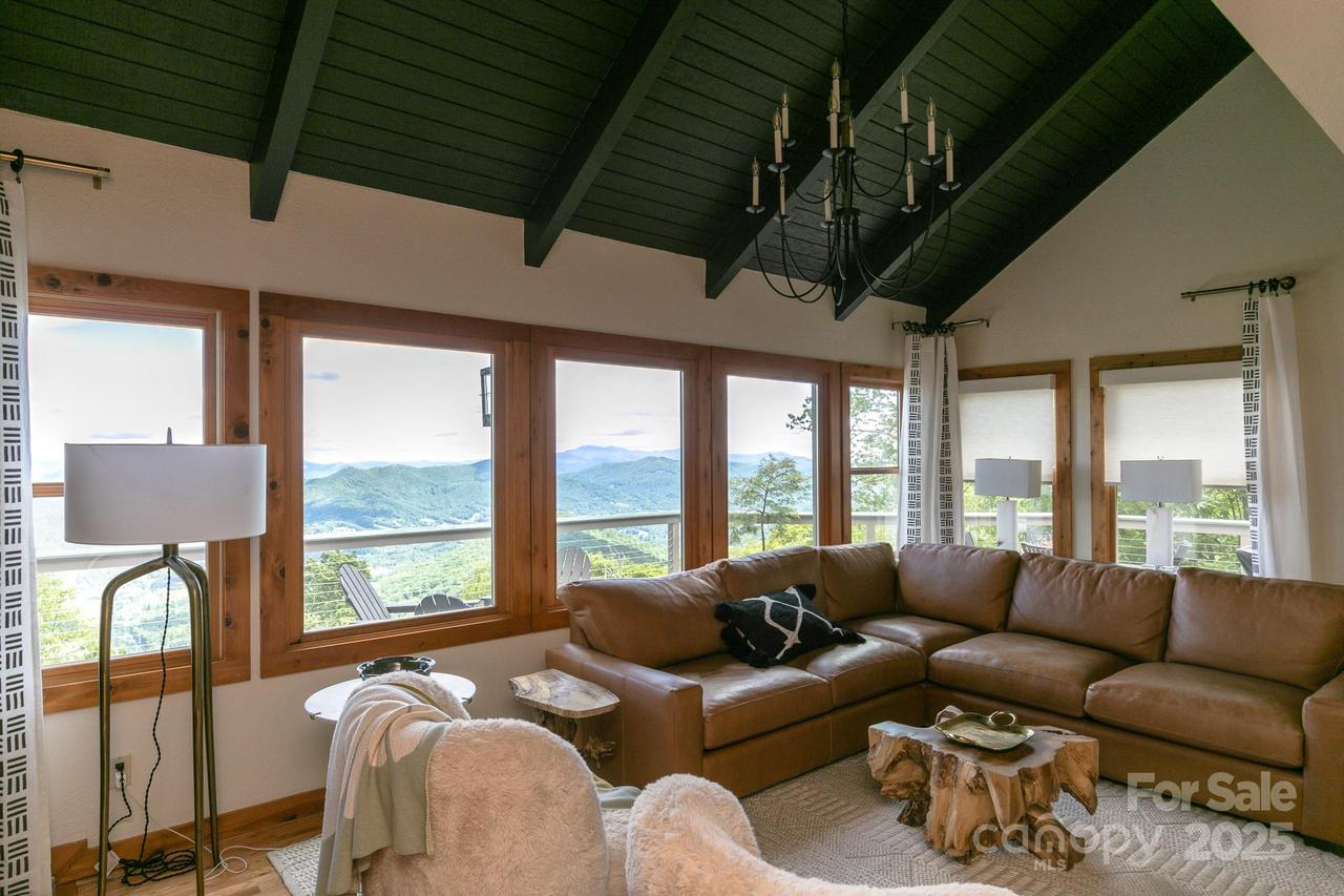 221 Ivy Ridge Rd., Burnsville, NC 28714