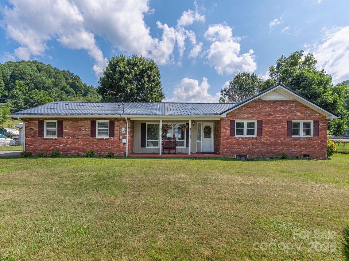 10 Estes Dr., Waynesville, NC 28786