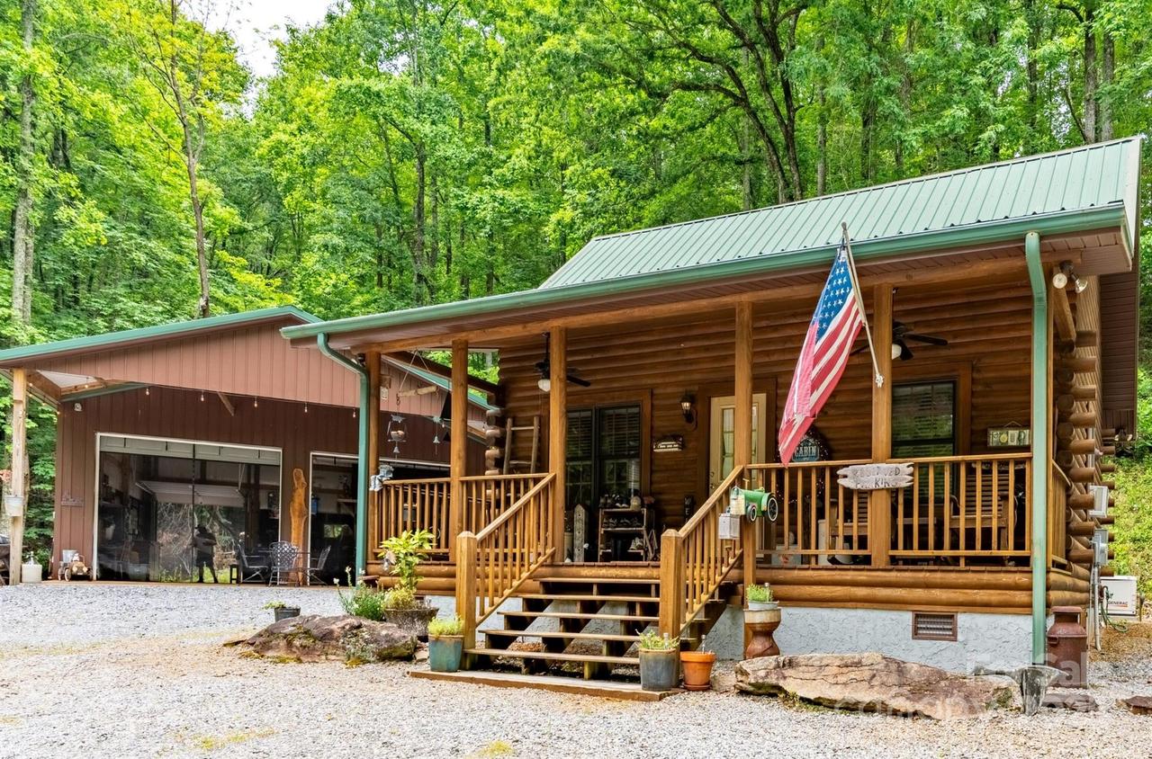 125 Cypress Ln., Saluda, NC 28773