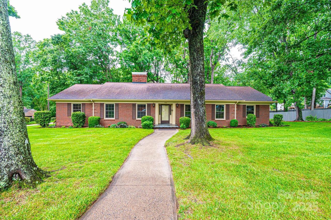 1304 5th Street Cir., Hickory, NC 28601