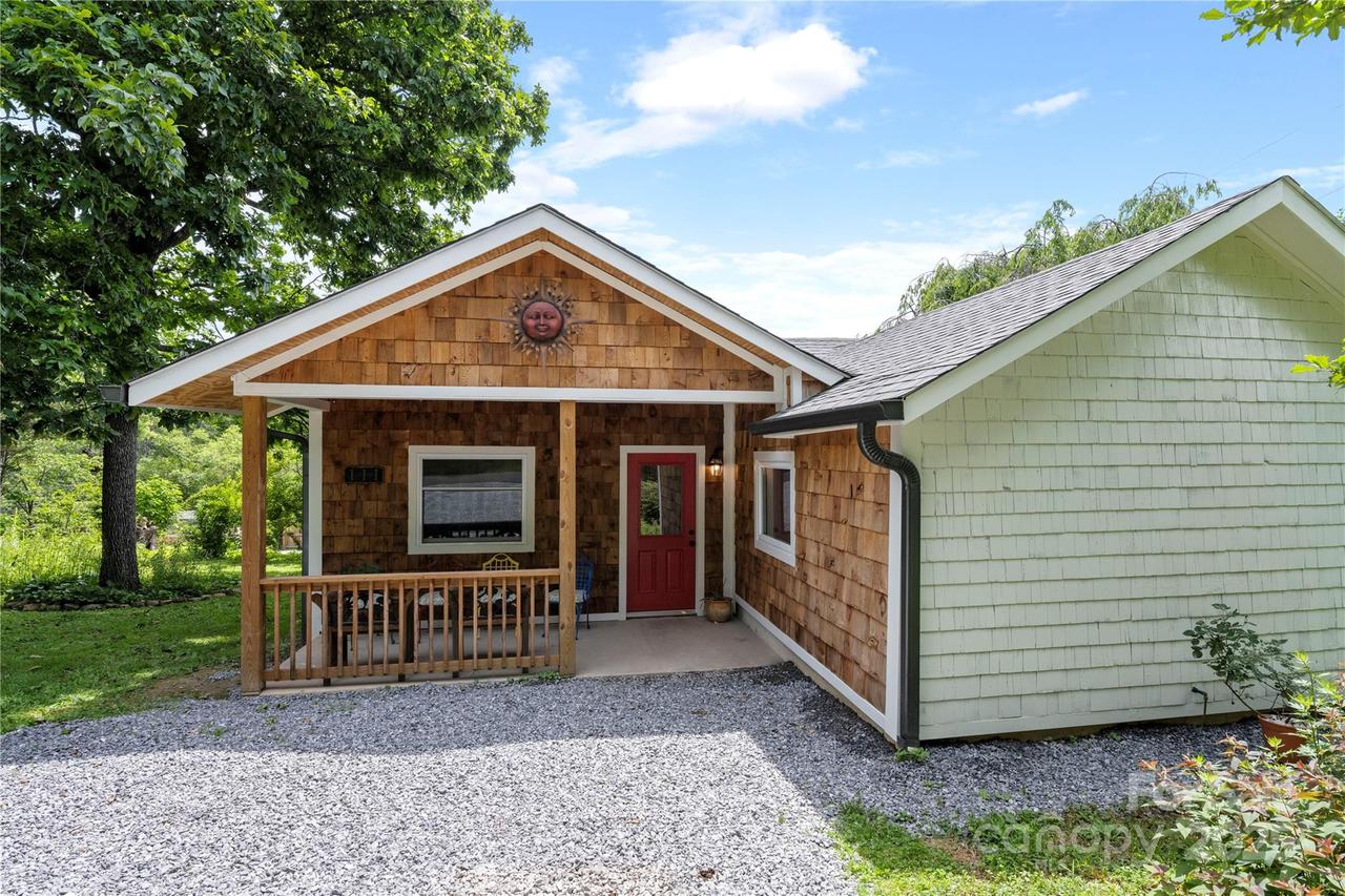111 Altamahaw Ave., Black Mountain, NC 28711