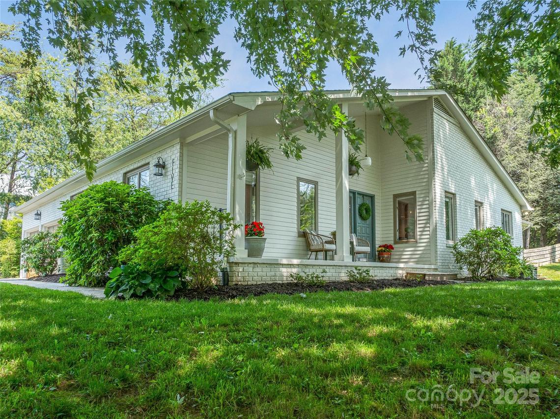 5 Lowry Ln., Weaverville, NC 28787
