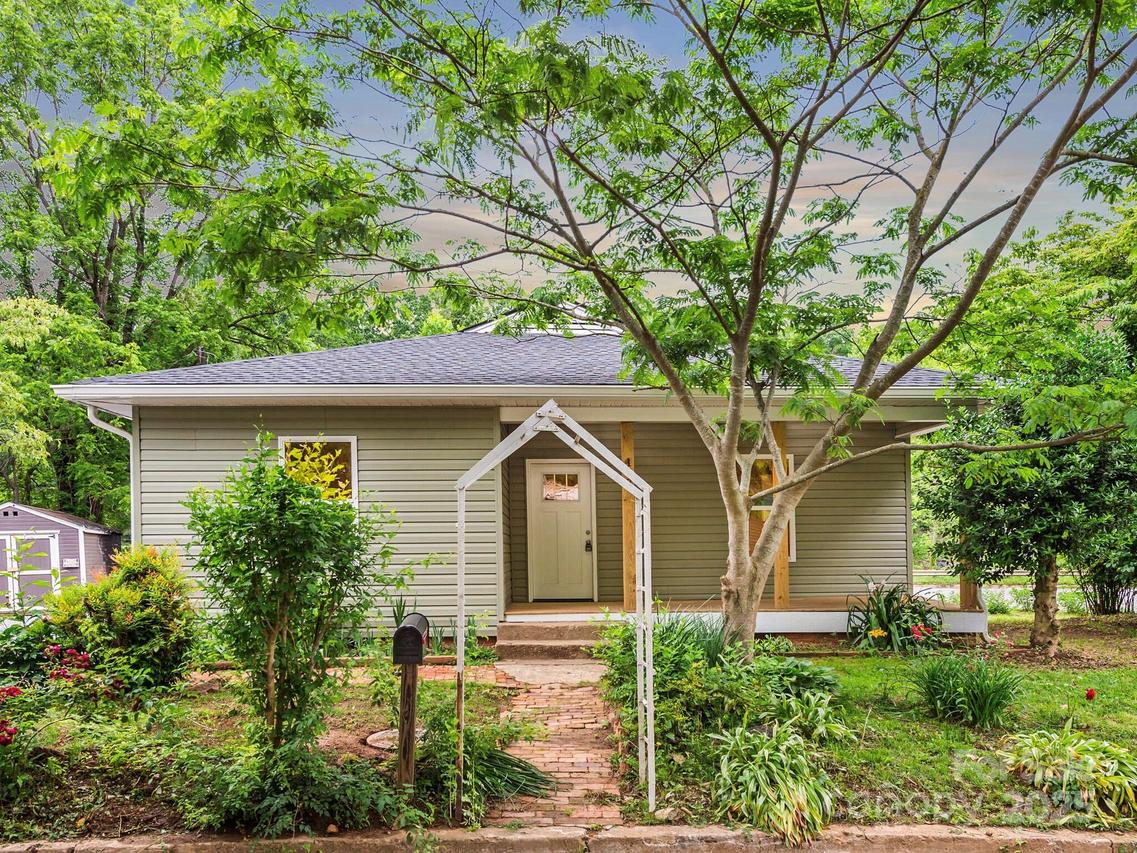 123 Edwards Ave., Swannanoa, NC 28778