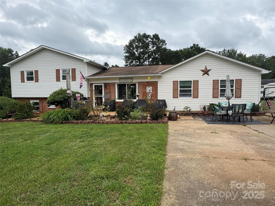 1895 Sandy Cir., Newton, NC 28658