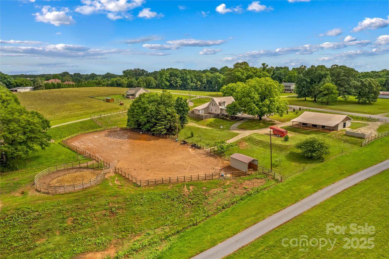 296 Hicks Creek Rd., Troutman, NC 28166