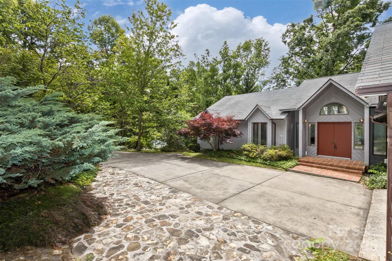 100 Black Oak Dr., Asheville, NC 28804