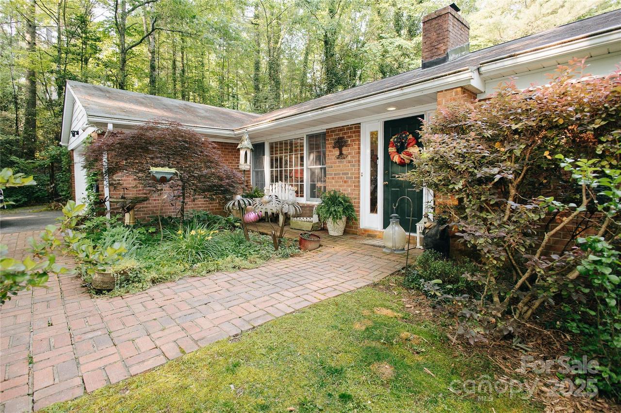 100 Wolf Shoals Dr., Hendersonville, NC 28739