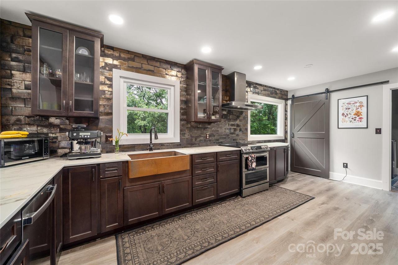 347 Park Knoll Dr., Horse Shoe, NC 28742