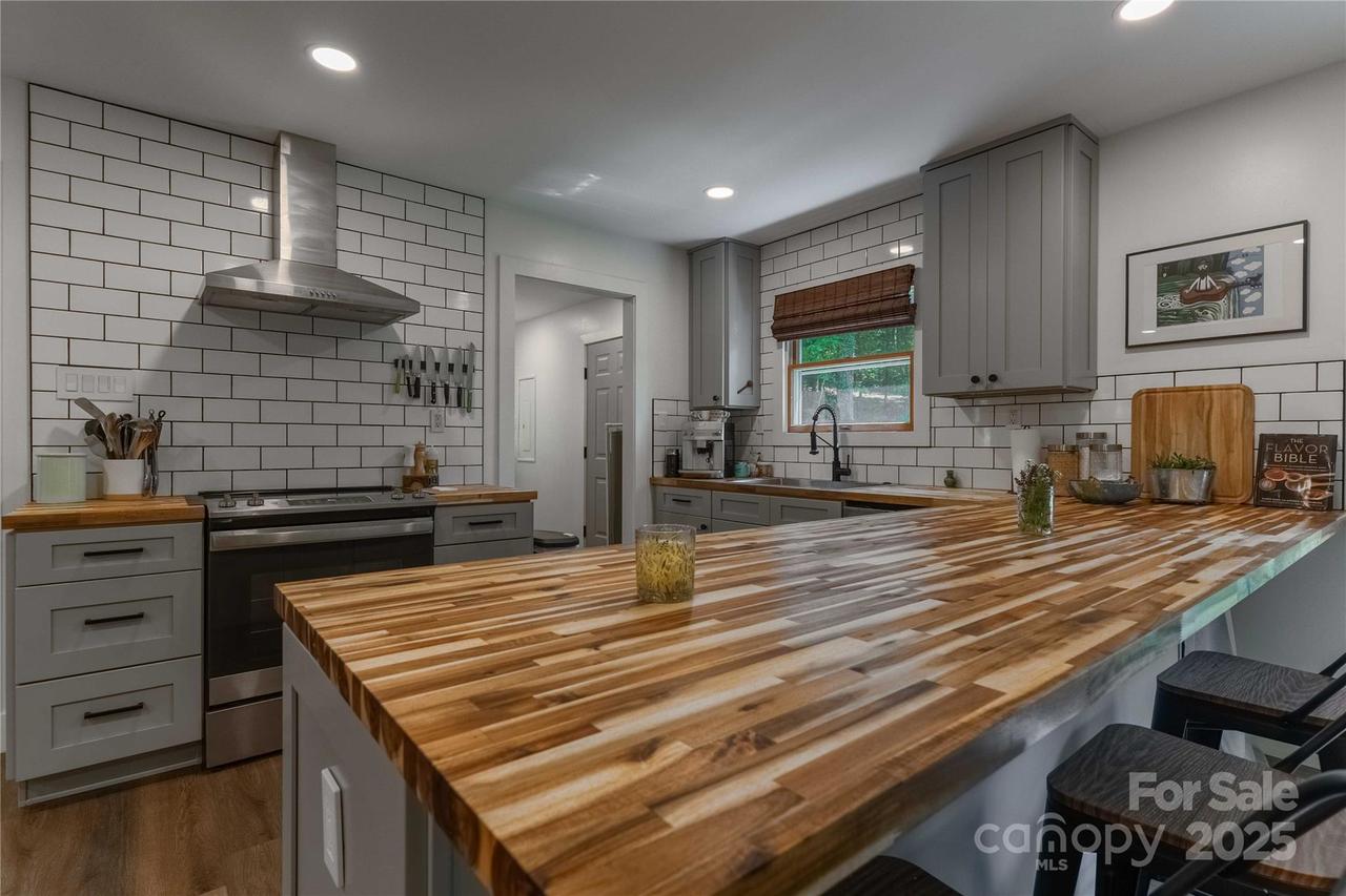 1 Buck Acres Dr., Asheville, NC 28806
