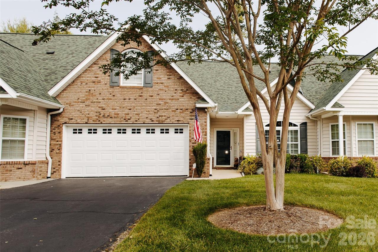 47 Victoria Park Dr., Hendersonville, NC 28792