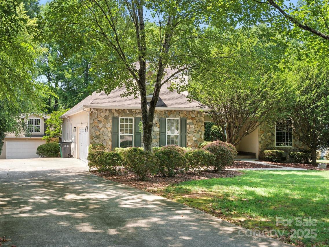 10300 Crestwood Dr., Charlotte, NC 28277