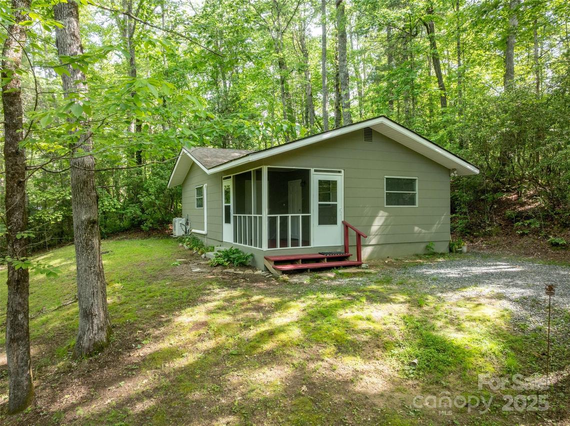 413 Rainbow Lake Dr., Brevard, NC 28712