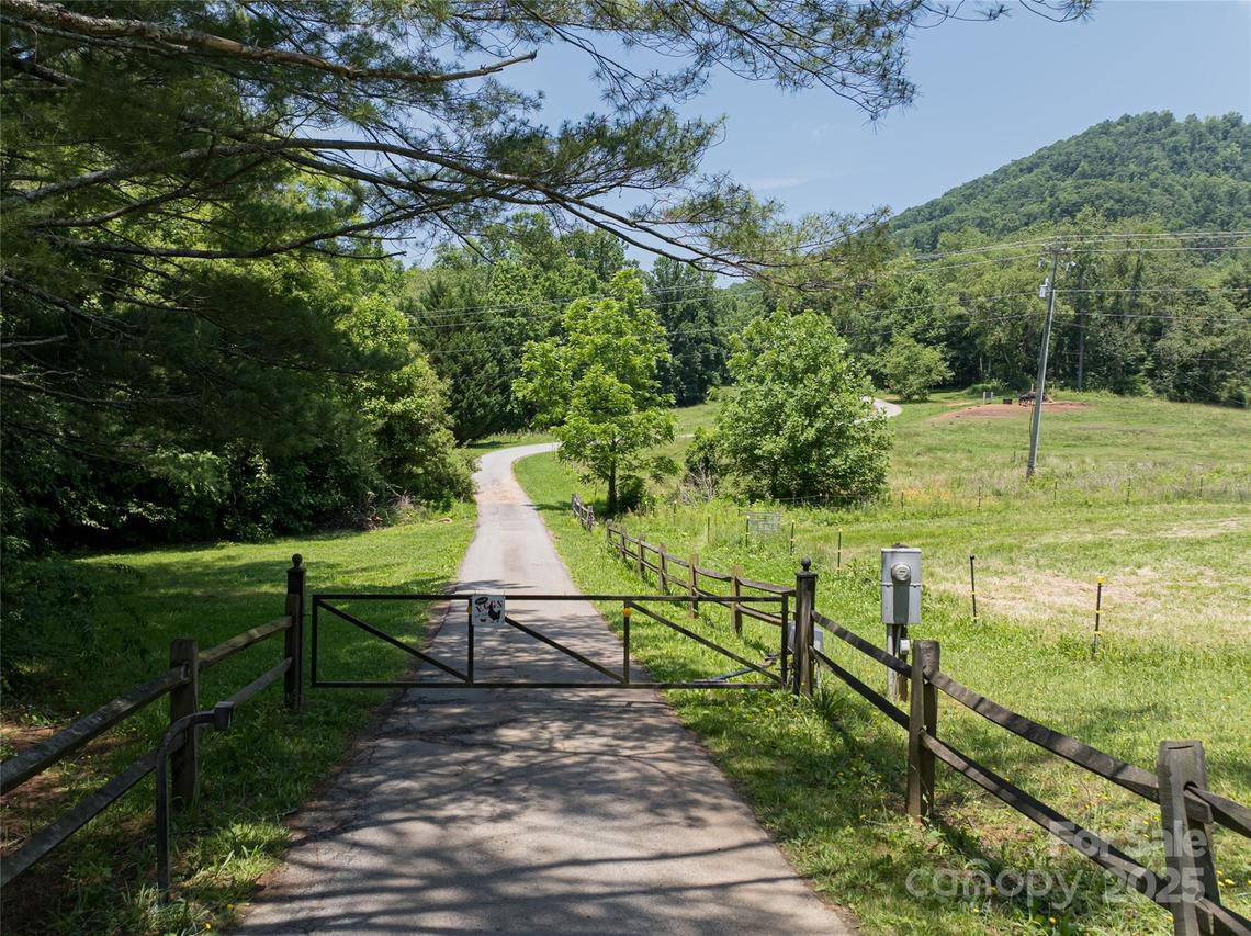 173 Avery Creek Rd., Arden, NC 28704
