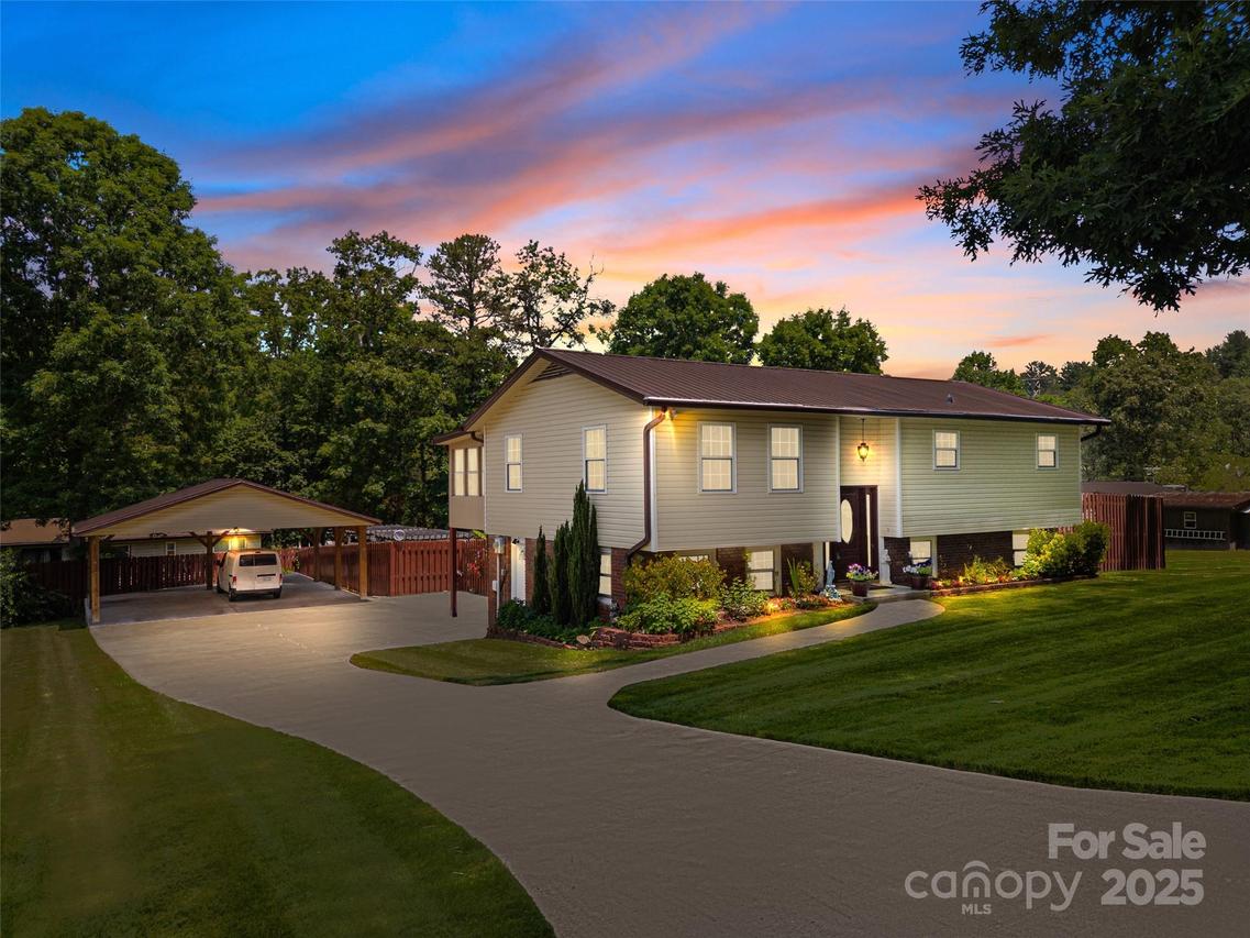 5 Granite Dr., Hendersonville, NC 28792