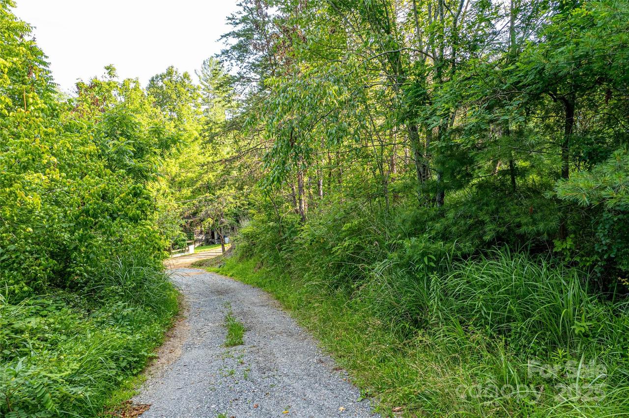 62 Ebb Burnette Rd., Weaverville, NC 28787