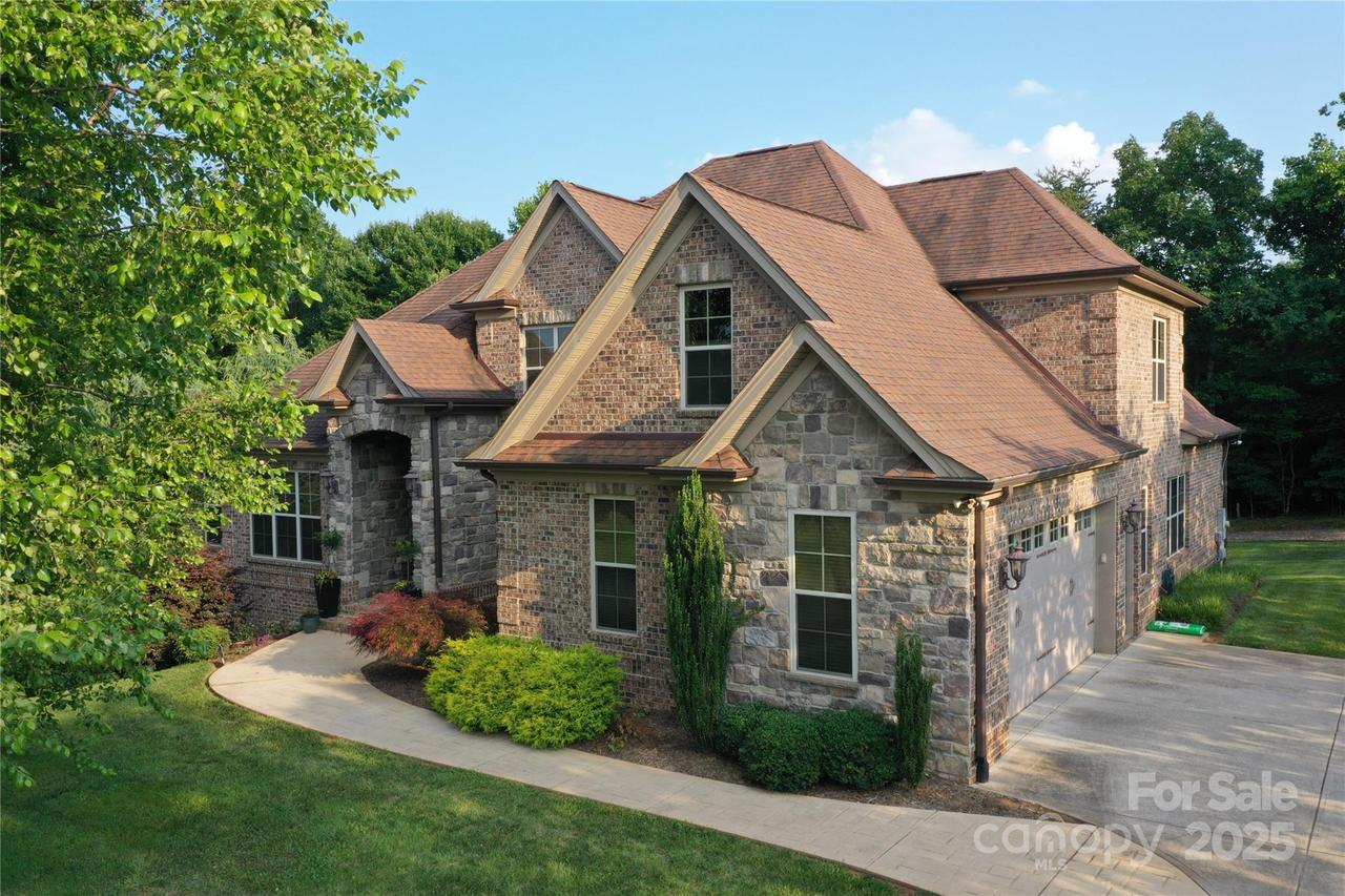 6302 Dwayne Starnes Dr., Hickory, NC 28602