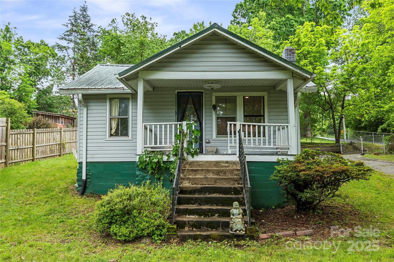 220 W College St., Black Mountain, NC 28711