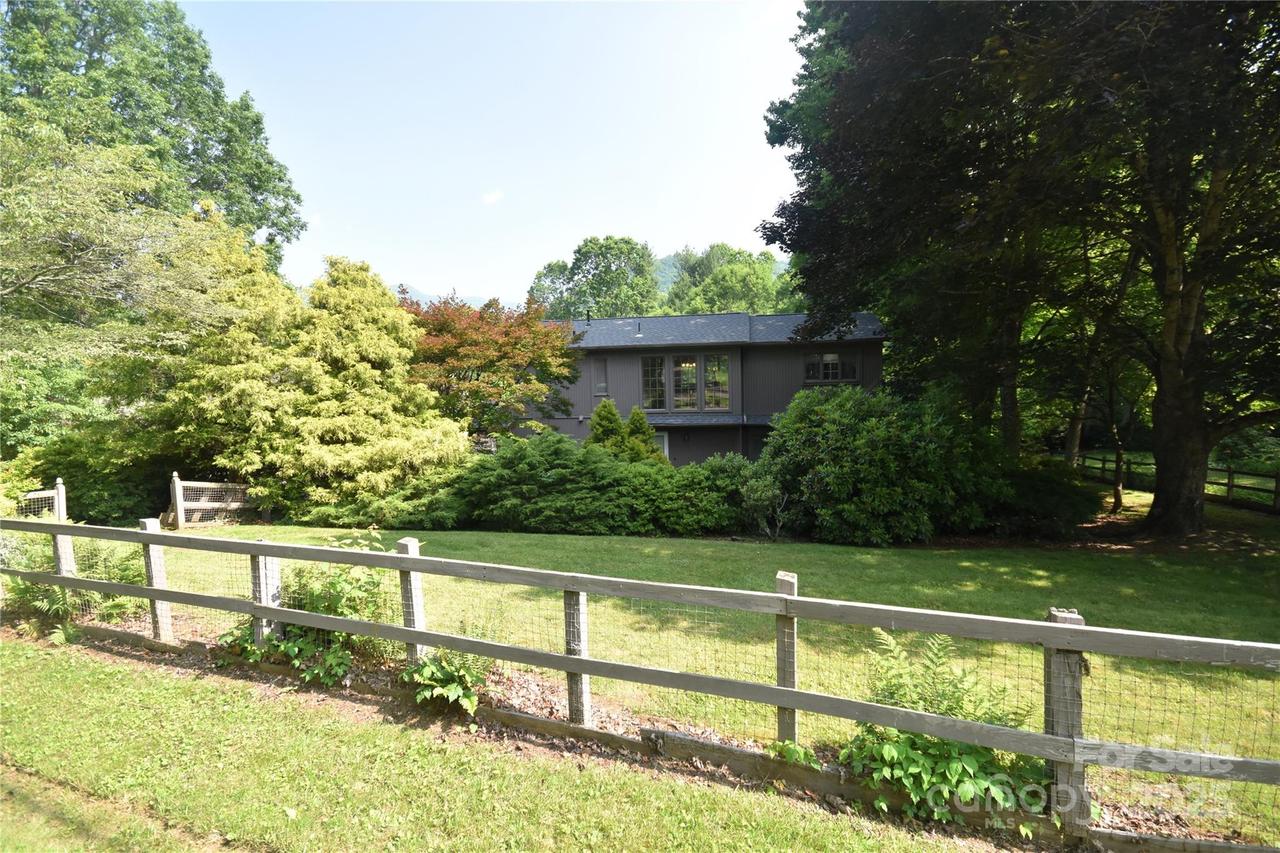 41 Balsam Shadows Rd., Maggie Valley, NC 28751
