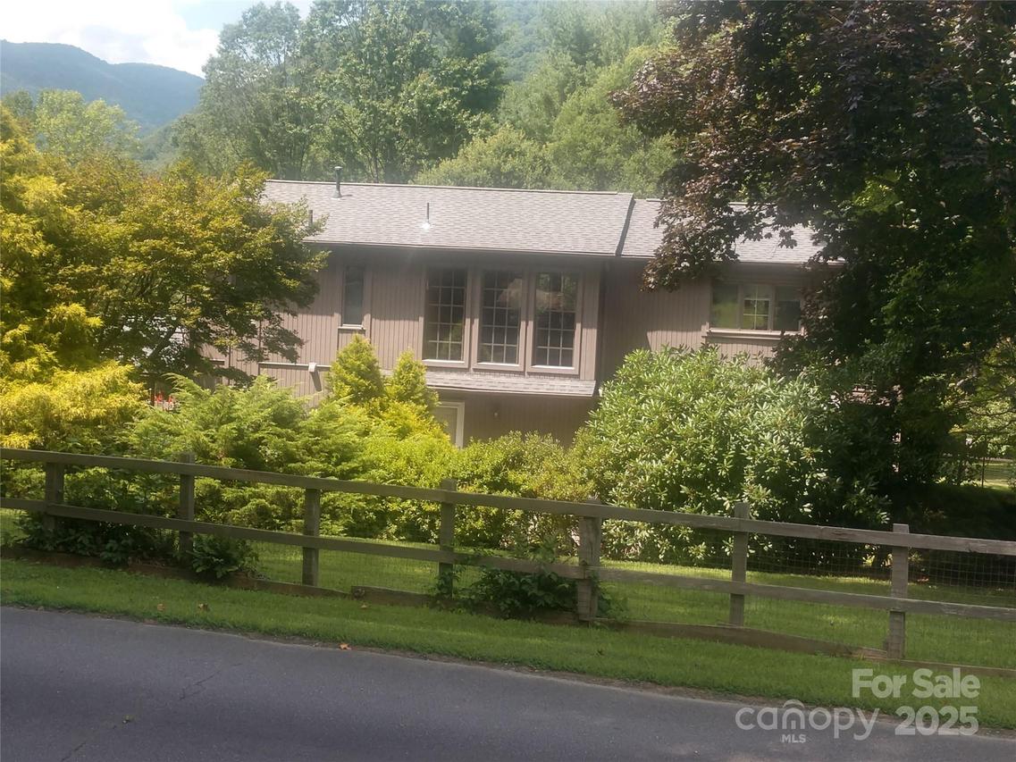 41 Balsam Shadows Rd., Maggie Valley, NC 28751
