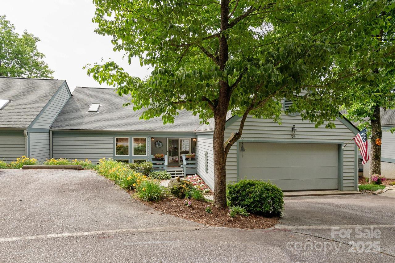 104 Sunny View Ln., Flat Rock, NC 28739