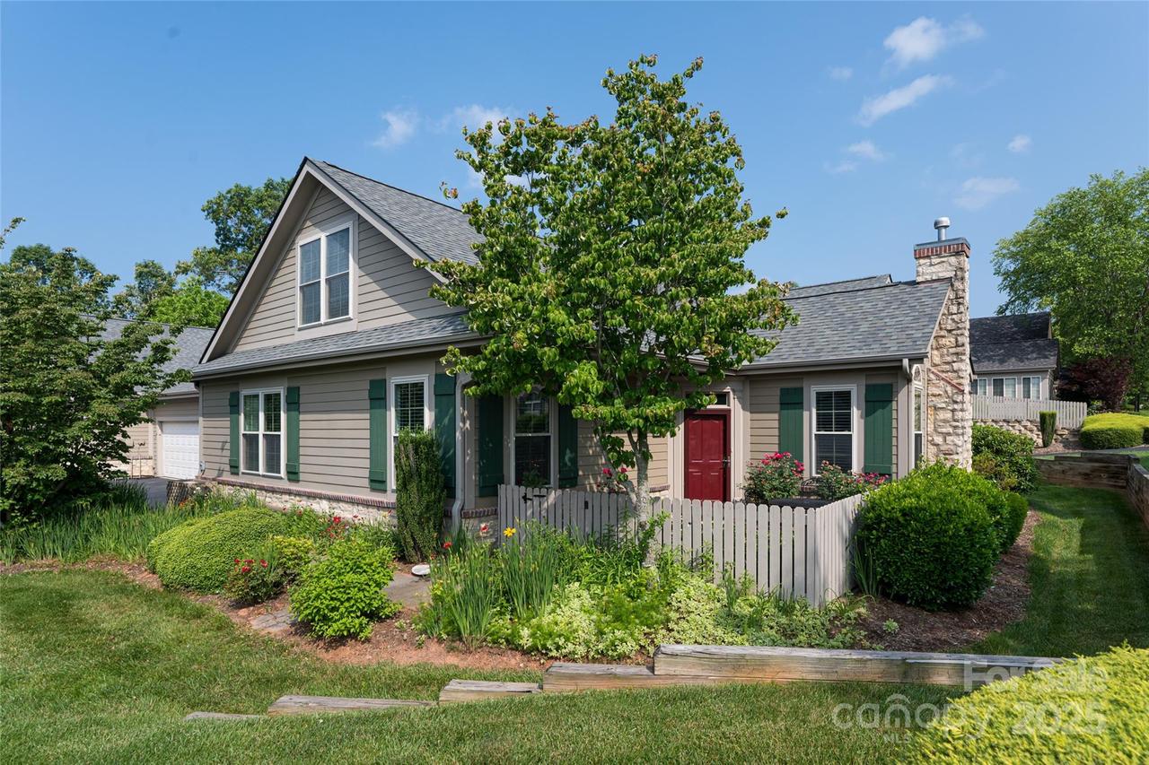 55 Outlook Cir., Swannanoa, NC 28778