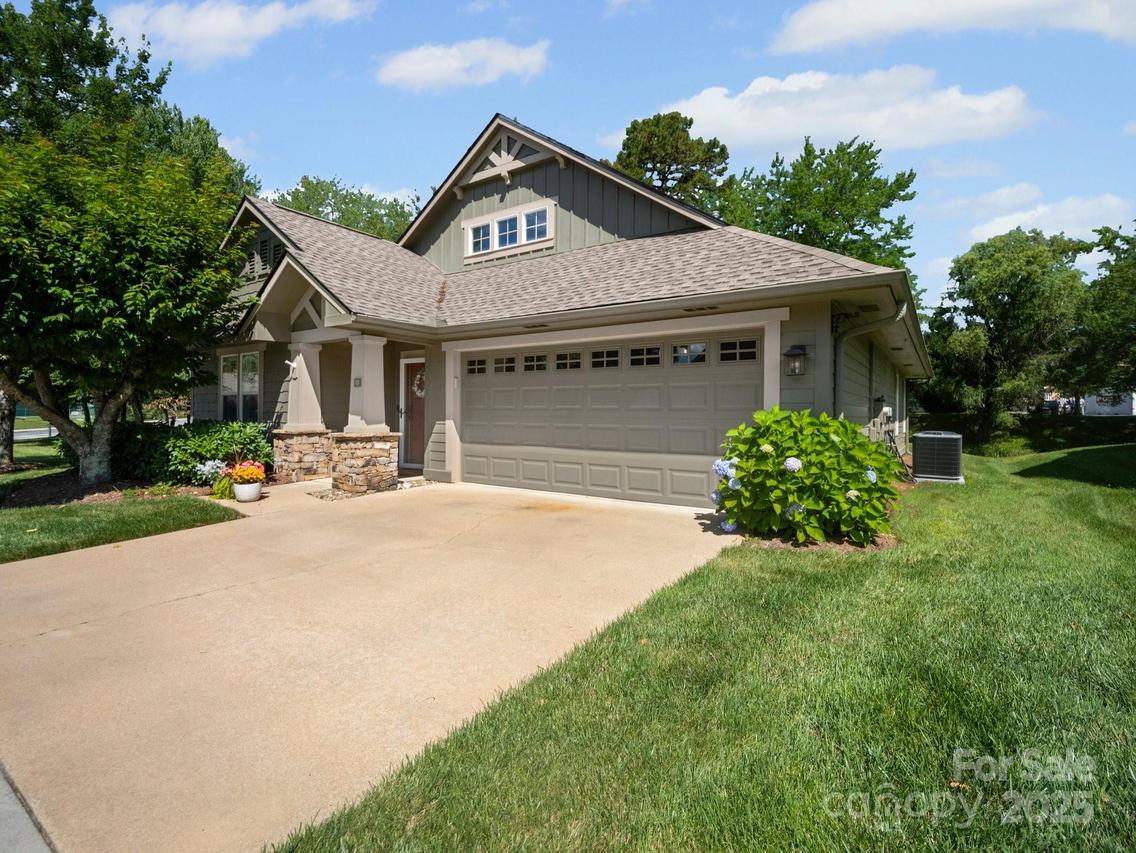 10 Gray Wolf Ln., Hendersonville, NC 28792