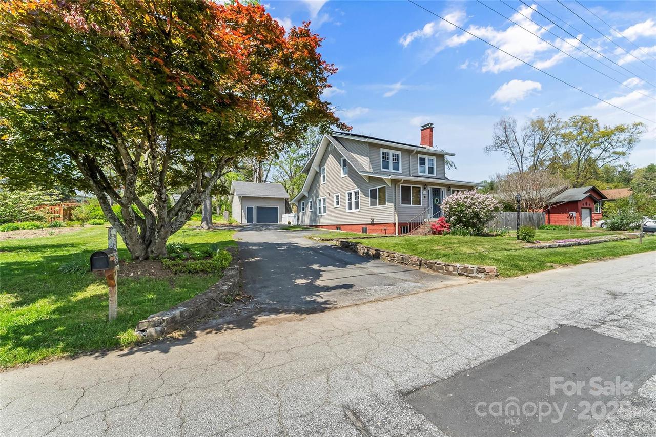 1621 Ridgewood Blvd., Hendersonville, NC 28791