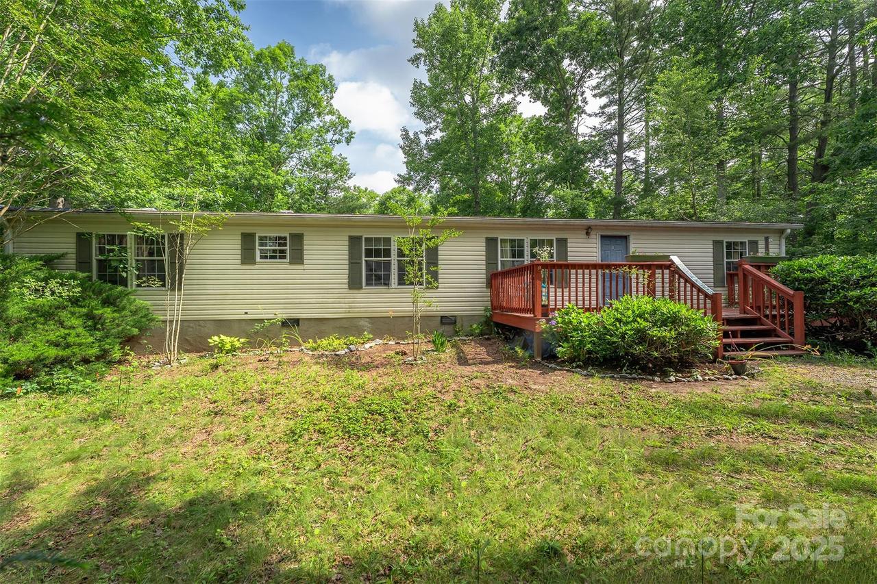 38 Hidden Forest Dr., Hendersonville, NC 28792