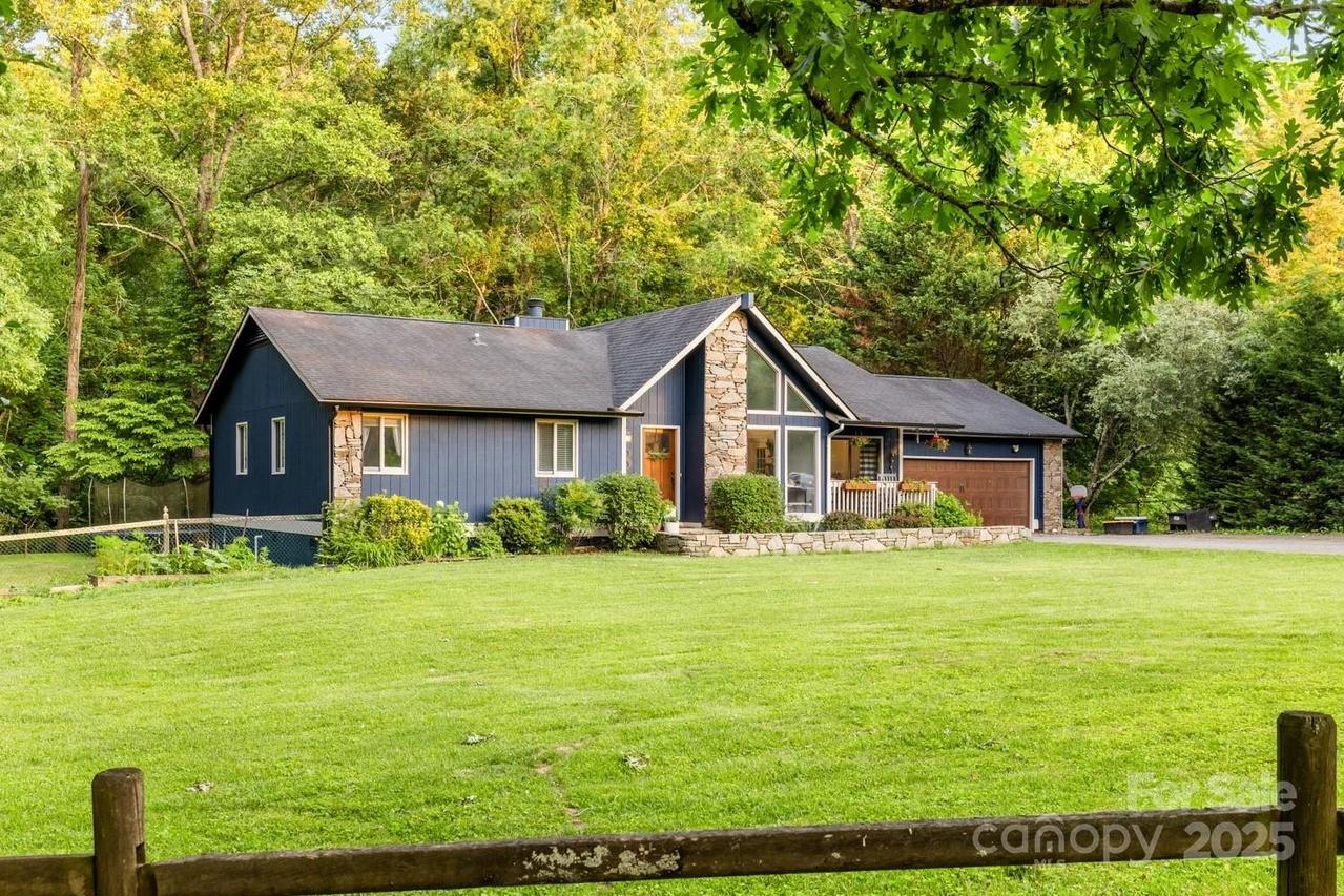 8 Briarwood Ln., Fletcher, NC 28732