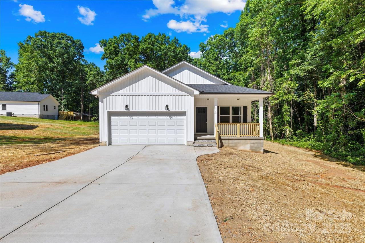 332 Hollingswood Dr., Statesville, NC 28625