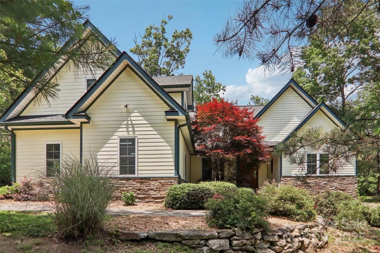 398 Falling Leaves Ln., Hendersonville, NC 28792