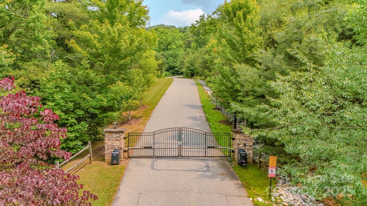 31 Balsamwood Rd., Leicester, NC 28748