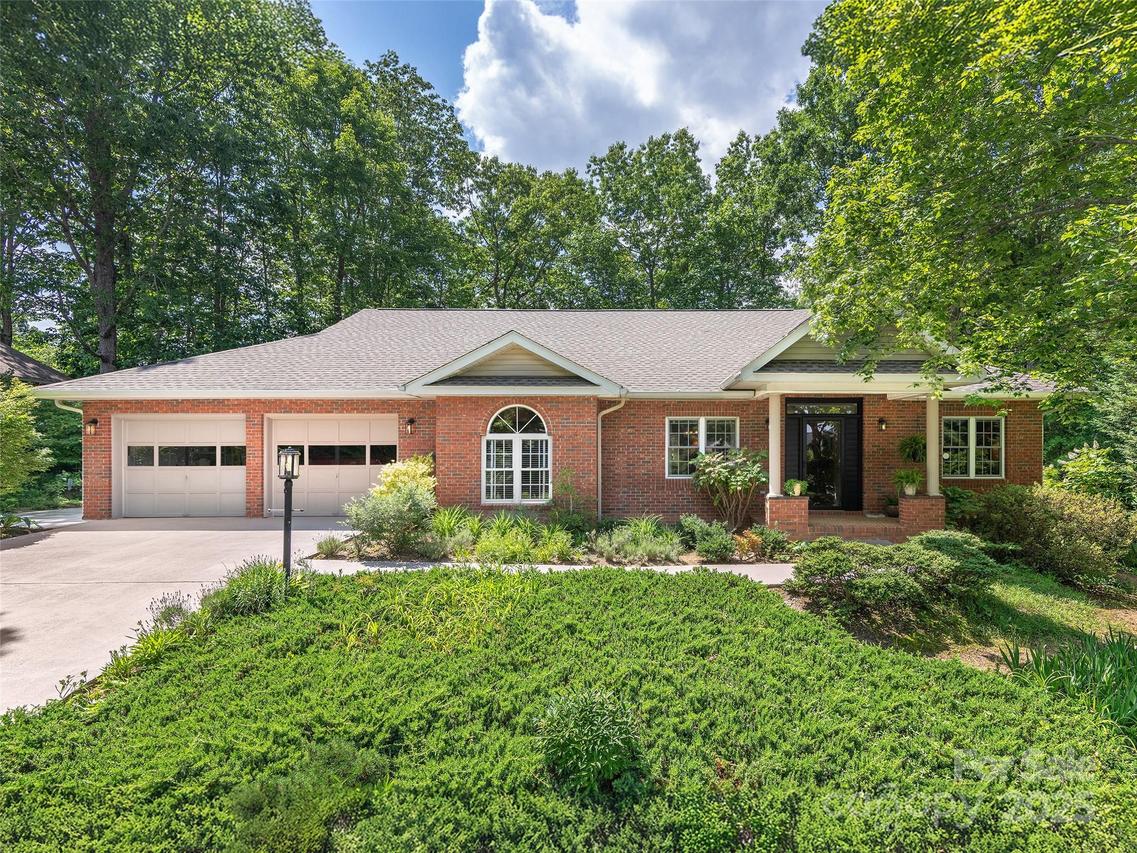 306 Croydon Dr., Hendersonville, NC 28791
