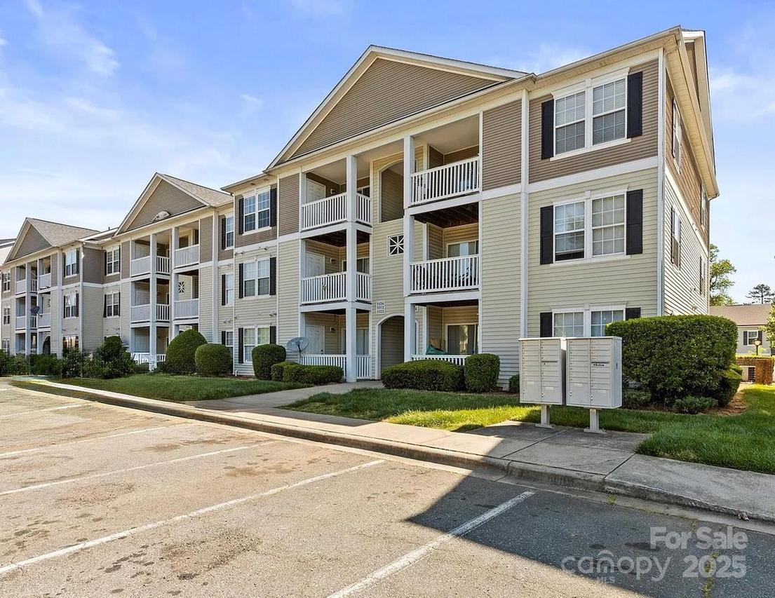 1104 Plaza Walk Dr., Charlotte, NC 28215