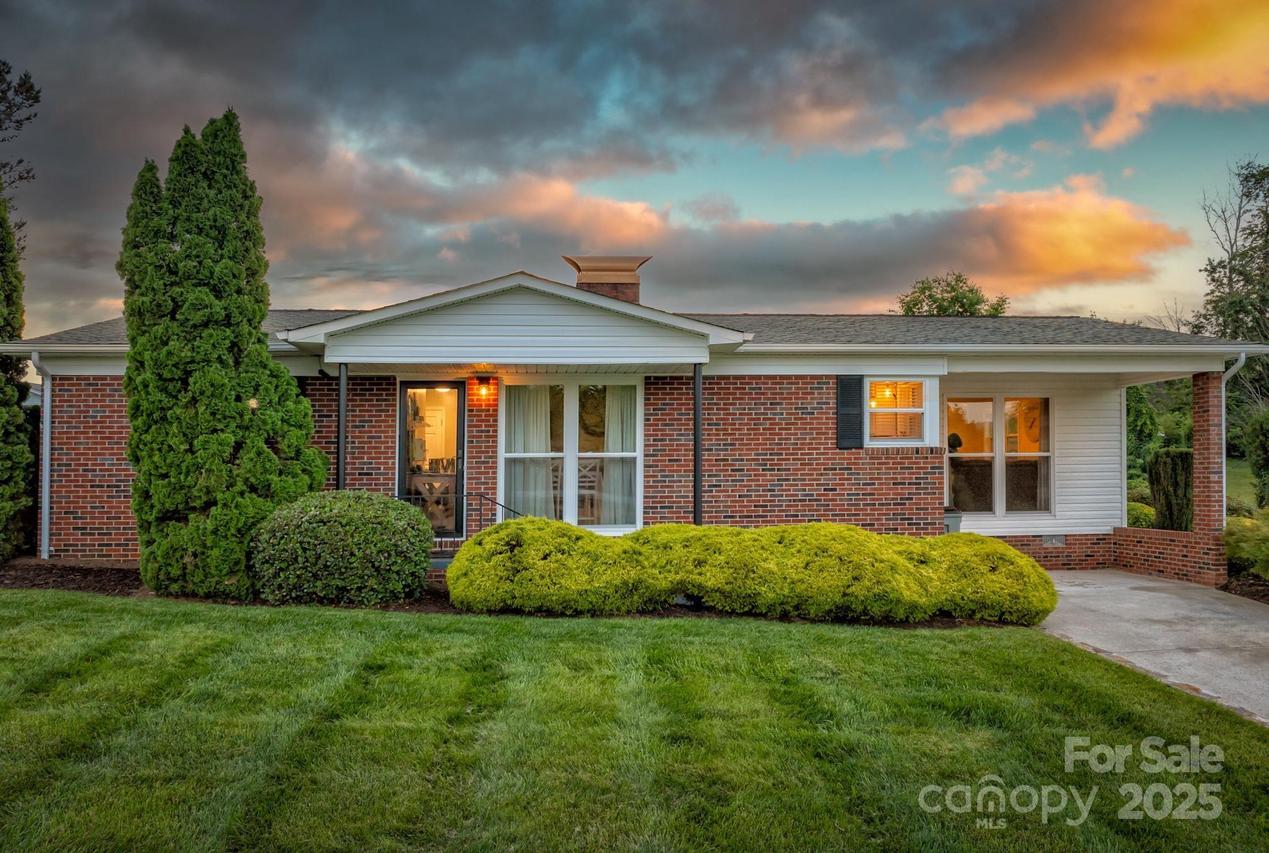 112 Meadowview Pl., Lenoir, NC 28645