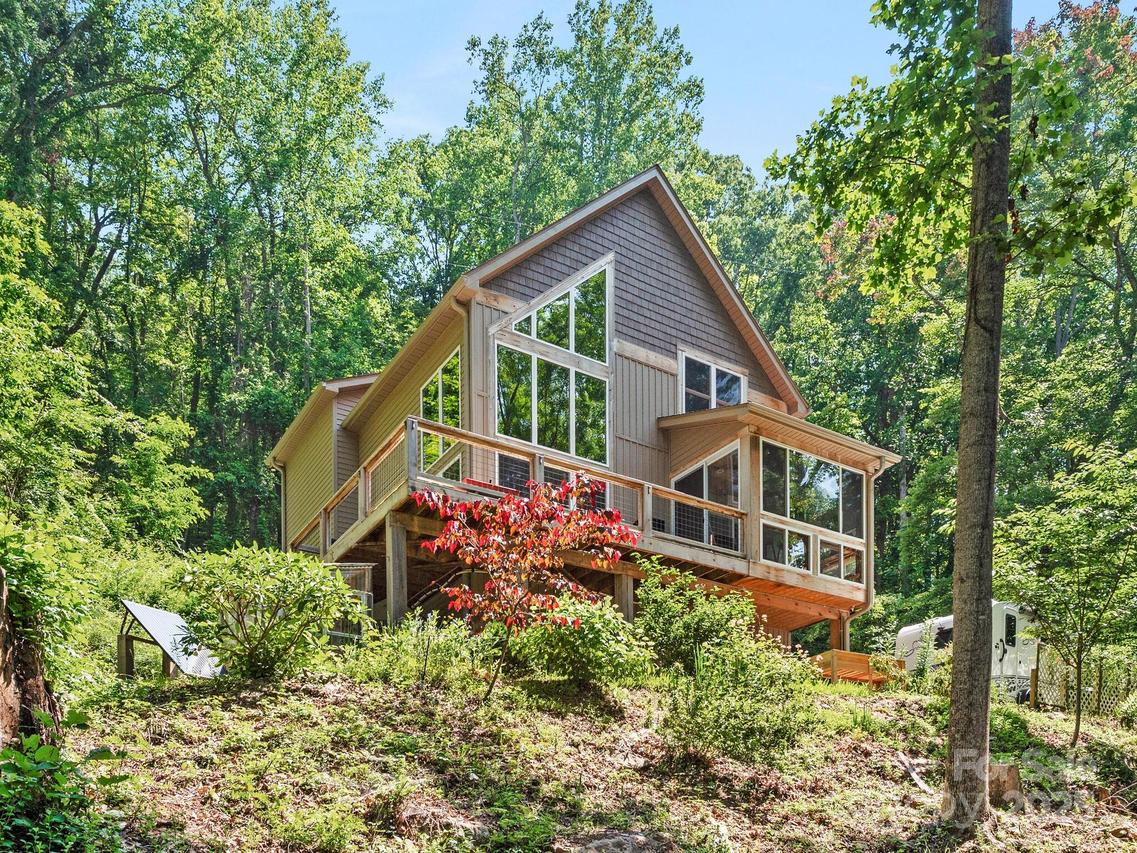 243 Blueberry Ln., Swannanoa, NC 28778